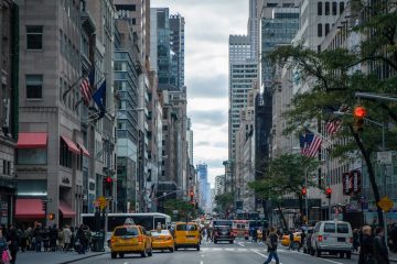 Entendiendo las Brechas de Valoración en Nueva York: Mercados Privados y Públicos