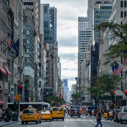 Entendiendo las Brechas de Valoración en Nueva York: Mercados Privados y Públicos